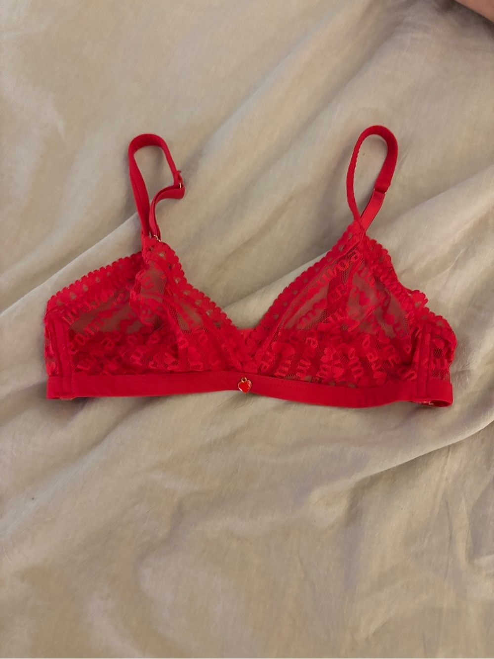 Red lace Intimissimi amore bra with red heart charm small